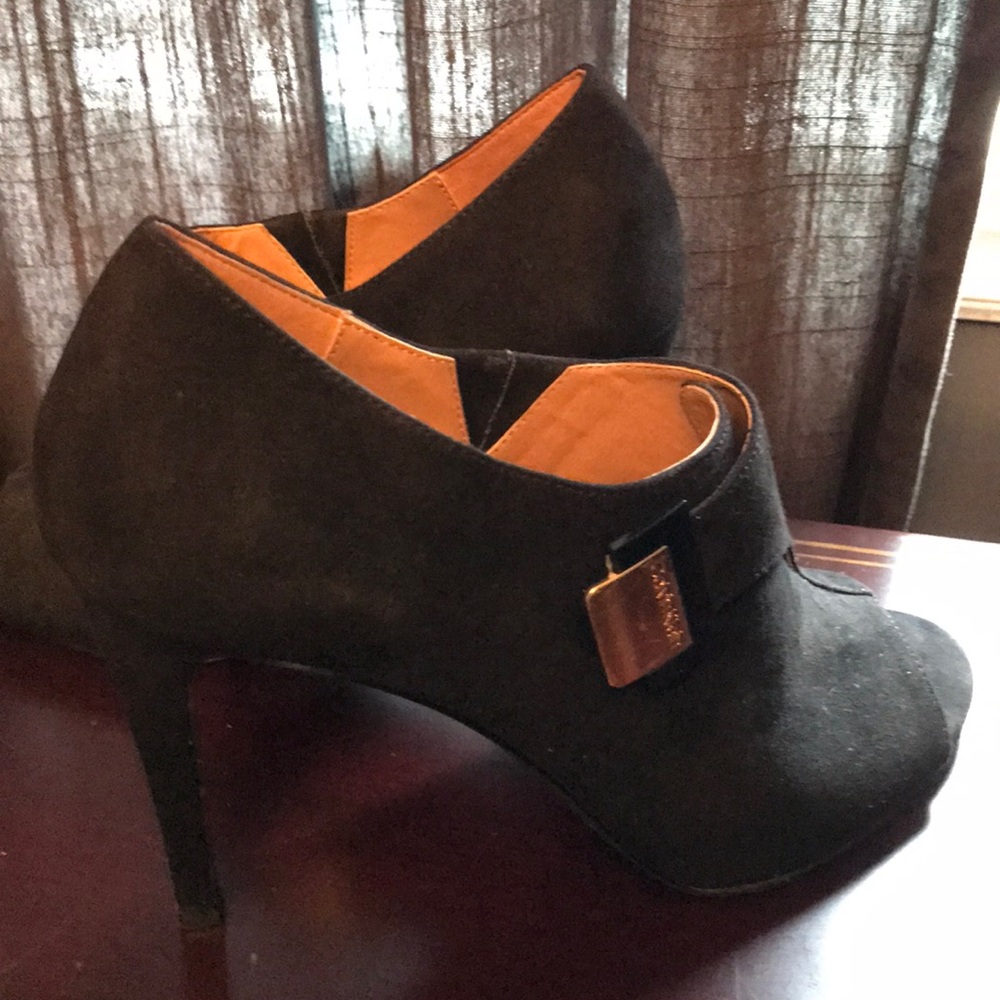 Calvin Klein peep toe shooties